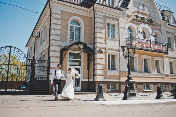 Recém-casados saem do edifício 3791 . — Fotografia de Stock