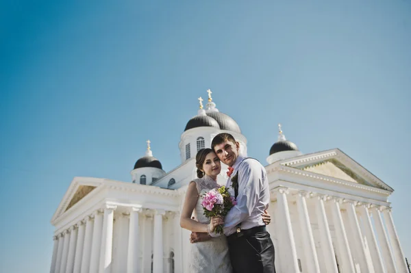 Marido e esposa abraçando no fundo da Igreja 3796 . — Fotografia de Stock