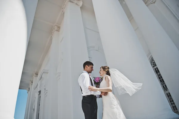 Nygifta kramas på bakgrund av kyrkan 3804. — Stockfoto