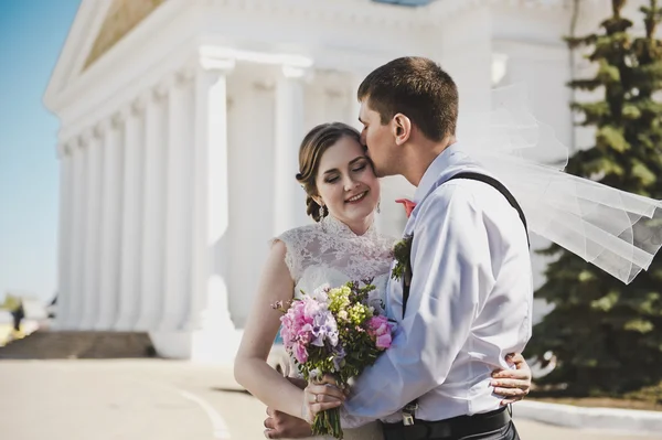 Los novios en el fondo de la iglesia blanca 3802 . — Foto de Stock