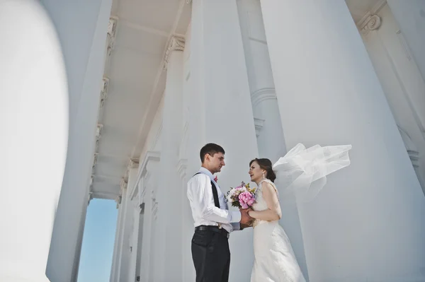 Nowożeńcy przytulanie na tle Kościoła 3803. — Zdjęcie stockowe