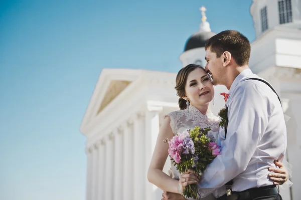 Man en vrouw knuffelen op de achtergrond van de kerk-3800. — Stockfoto