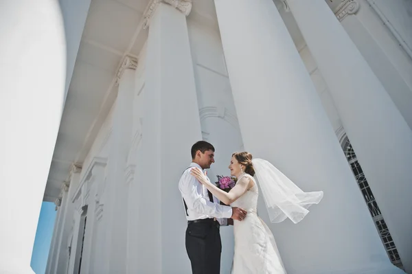 Recién casados abrazándose en el fondo de la Iglesia 3805 . — Foto de Stock
