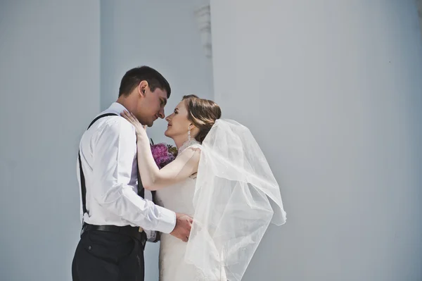 Newlyweds hugging on the background of the Church 3807. — Stock Photo, Image