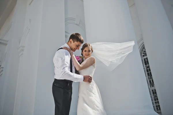 Newlyweds hugging on the background of the Church 3808. — Stock Photo, Image