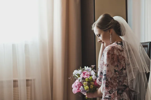 Girl with bouquet and veil 3835. — Stock Photo, Image