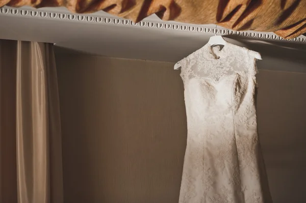 Vestido de novia en una percha 3828 . —  Fotos de Stock