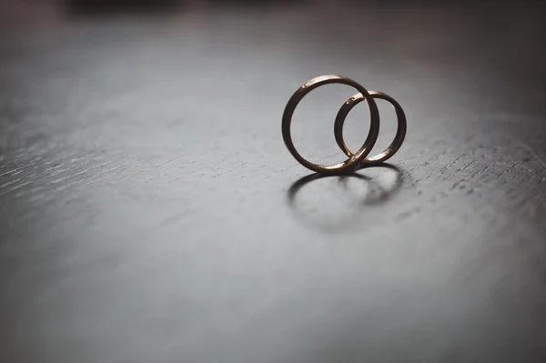 Anéis dourados dos recém-casados na mesa 3846 . — Fotografia de Stock