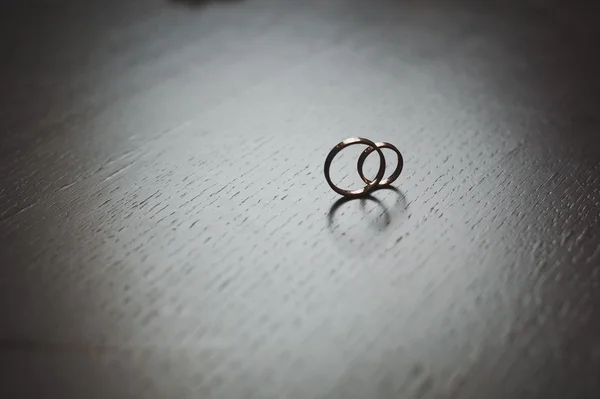 Golden rings of the newlyweds on the table 3845. — Stock Photo, Image