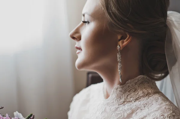 Portrait of the bride near the window 3855. — Stock Photo, Image