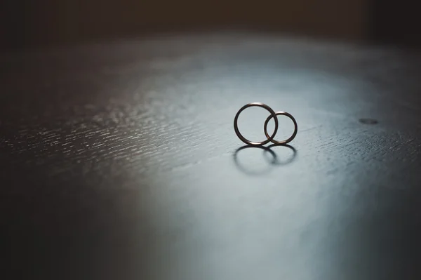 桌上的结婚戒指3843. — 图库照片