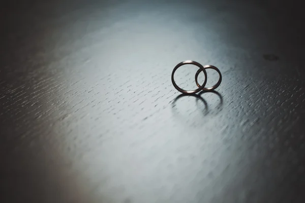 Golden rings of the newlyweds on the table 3844. — Stock Photo, Image