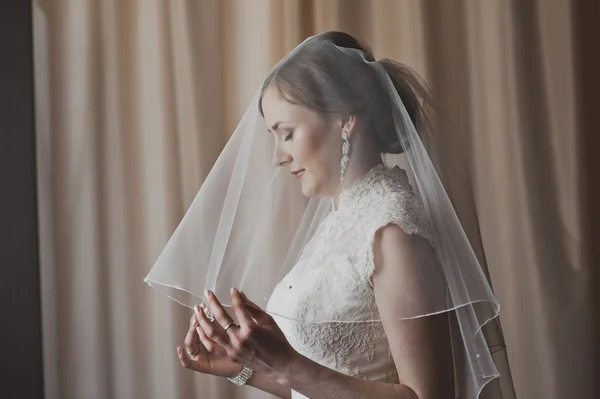 Girl in veil stands at the window 3872. — Stock Photo, Image