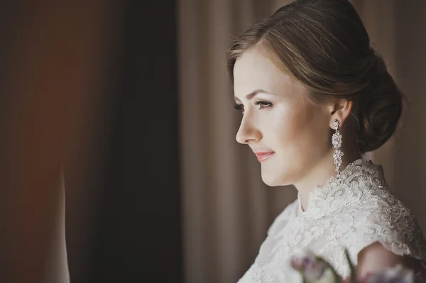 A large portrait of a girl with makeup and jewelry 3863. — Stock Photo, Image