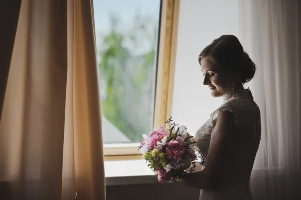 Portrait of the bride against the window 3868. — Stock Photo, Image