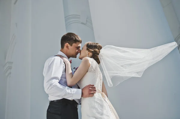 Kadın ve erkek beyaz kilise 3880 arka öp. — Stok fotoğraf