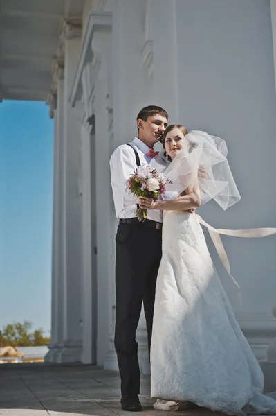 El tierno abrazo de los recién casados de la Iglesia 3905 . — Foto de Stock