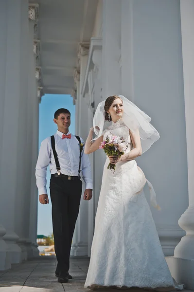 Man omfamnar sin hustru på bakgrund av den kyrkan 39 — Stockfoto