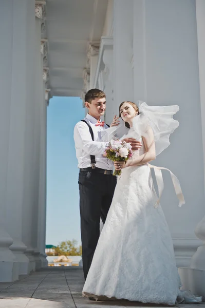 Recién casados abrazándose en el fondo de la Iglesia 3903 . — Foto de Stock