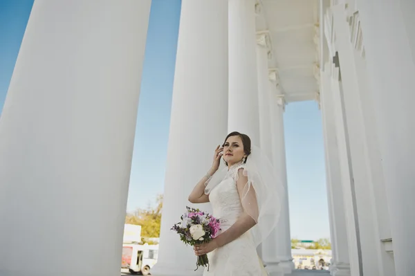 Noiva em colunas brancas 3917 . — Fotografia de Stock