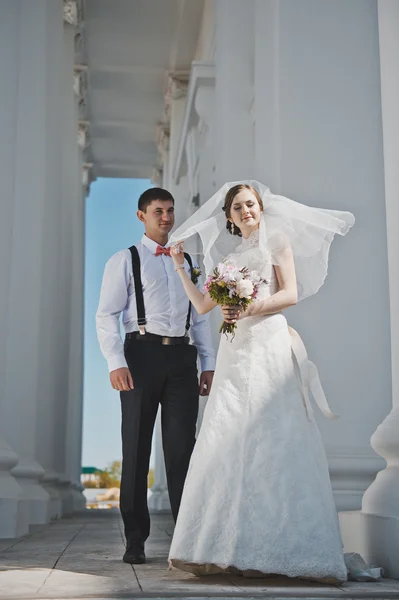 Newlyweds hugging on the background of the Church 3901. — Stock Photo, Image