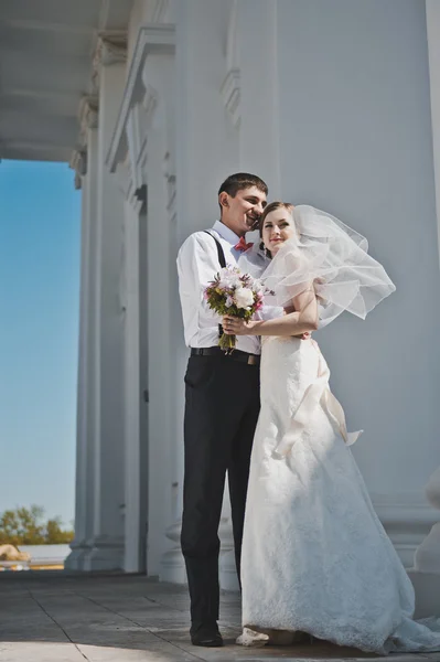 The tender embrace of the newlyweds from the Church 3906. — Stock Photo, Image