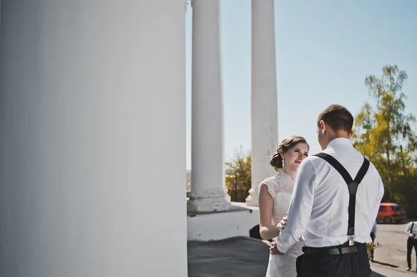 Bruden och brudgummen på bakgrund av vita kolumner 3911. — Stockfoto