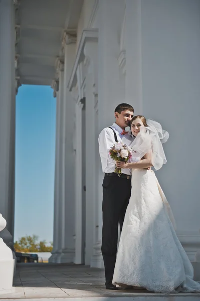 O terno abraço dos recém-casados da Igreja 3907 . — Fotografia de Stock