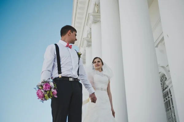 Bruden och brudgummen på bakgrund av vita kolumner 3925. — Stockfoto