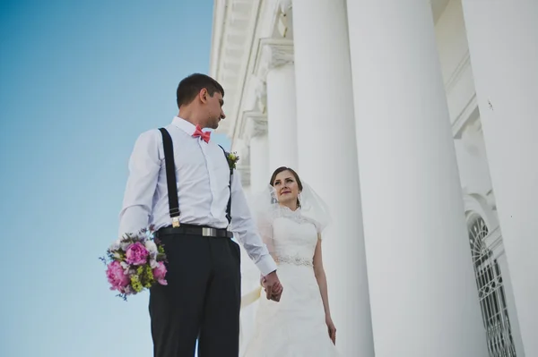 Los novios sobre el fondo de las columnas blancas 3925 . — Foto de Stock