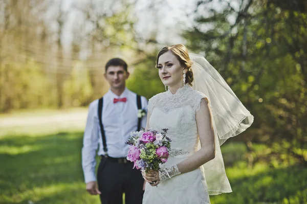 Recién casados abrazándose en el fondo del bosque 3965 . —  Fotos de Stock