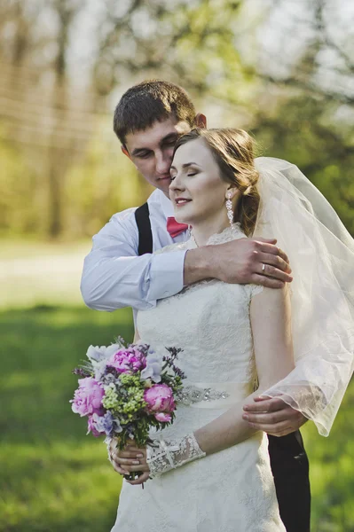 Recién casados abrazándose en el fondo del bosque 3968 . —  Fotos de Stock