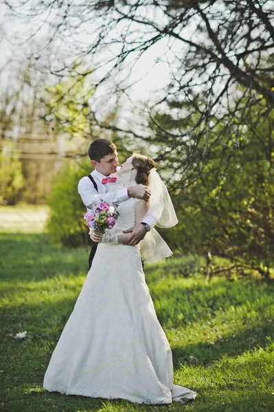 La pareja besándose en el fondo del bosque 3972 . —  Fotos de Stock