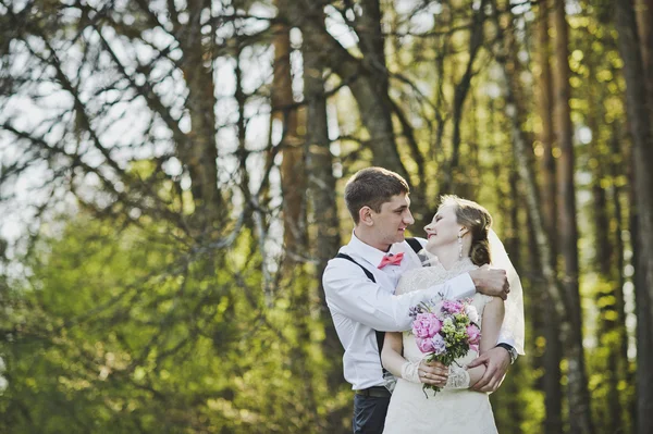 Recién casados abrazándose en el fondo del bosque 3975 . — Foto de Stock