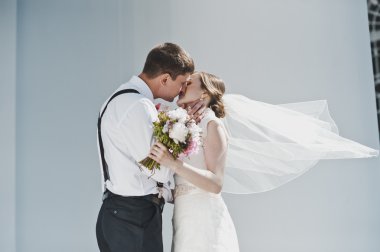 Kilise 4006 yakınındaki şehir etrafında genç yürüyüş.