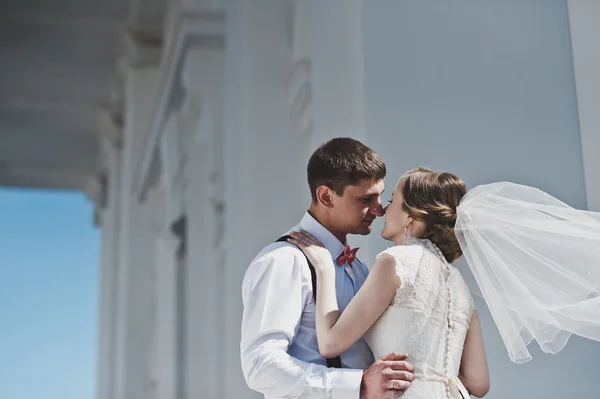 The young walk around the city near the Church 4003. — Stock Photo, Image