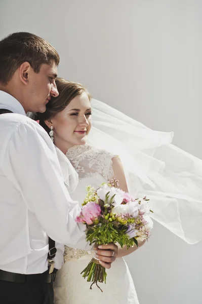 The bride and groom gently embrace 4017. — Stock Photo, Image