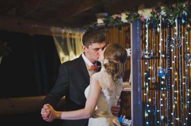 Gelin ve damat tören sonunda akşam dansı 