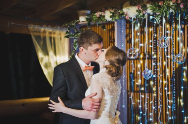 Gelin ve damat tören sonunda akşam dansı 