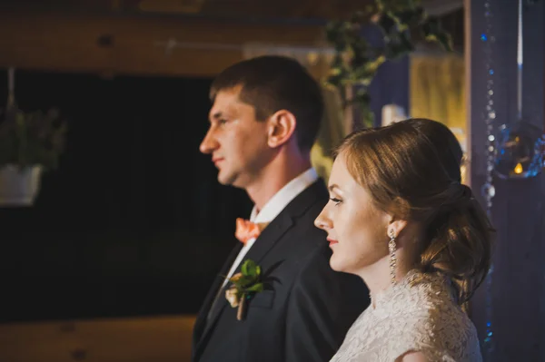 Los novios en el cenador la noche 4101 . —  Fotos de Stock