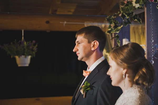 The couple stand and listen to it 4102. — Stock Photo, Image