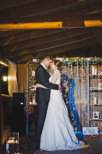 Marido e mulher beijar uns aos outros no fundo da noite di — Fotografia de Stock