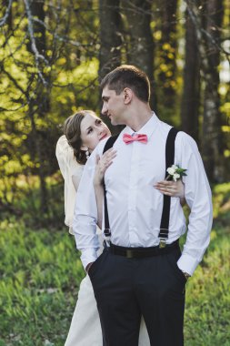 Kocalar omuzlarını 4116 ormanda karısını kucaklar.