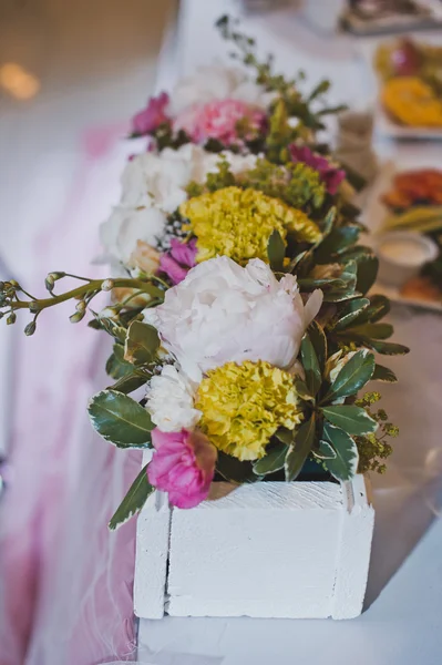 テーブル 4128 の造花. — ストック写真