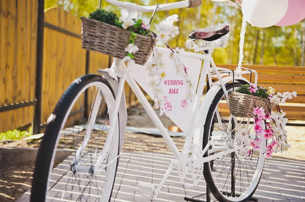 Een fiets met sieraden bloemen 4203. — Stockfoto