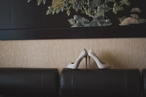Scarpe bianche sul divano 4238 . — Foto Stock