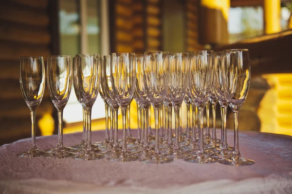 The glasses are arranged in a triangle 4200. — Stock Photo, Image