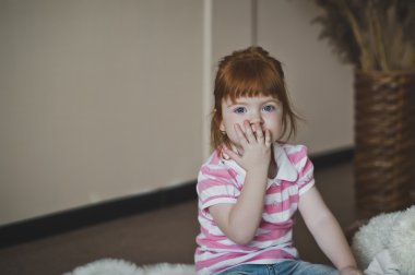 Ateşli küçük kız 4379 Noel oyuncaklar ile oynama.