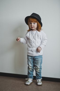 Bir beyaz kazak ve şapka 4412 Kızıl saçlı çocuk.