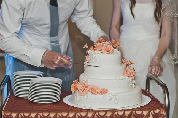 Das Paar teilte den Kuchen für die Gäste auf.. — Stockfoto